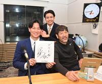 　ラジオ収録を終え写真に納まる（左から）及川、ＡＢＣ・平野康太郎アナウンサー、下柳剛氏（撮影・西田忠信）