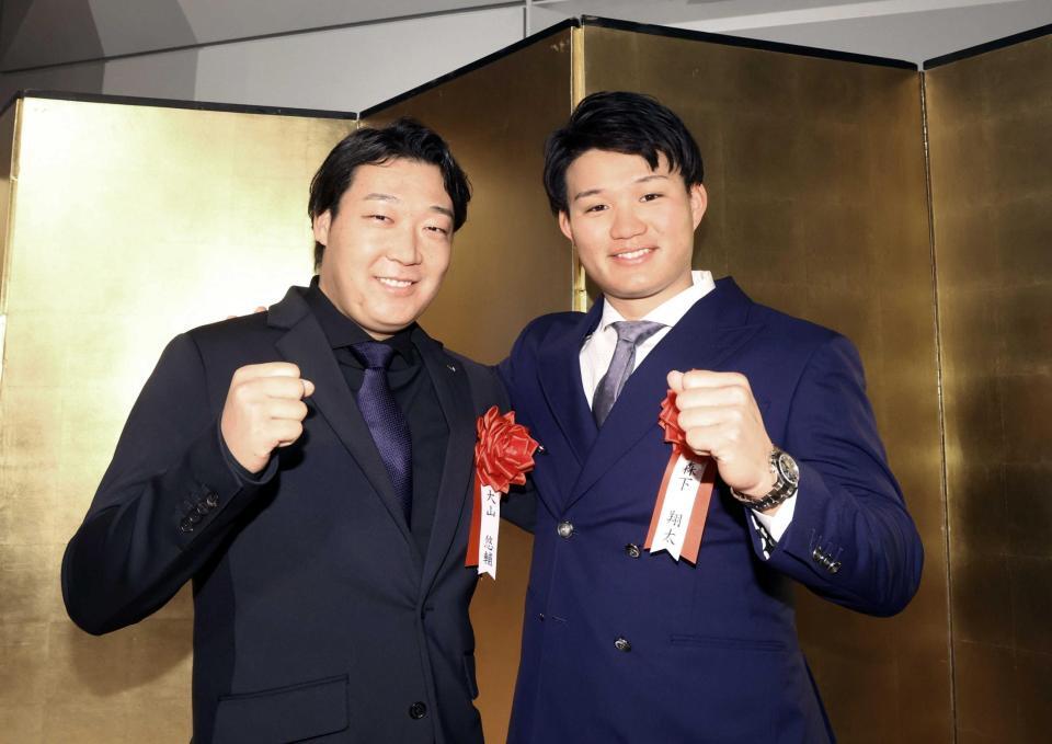 　ポーズをとる大山（左）と森下（撮影・石井剣太郎）