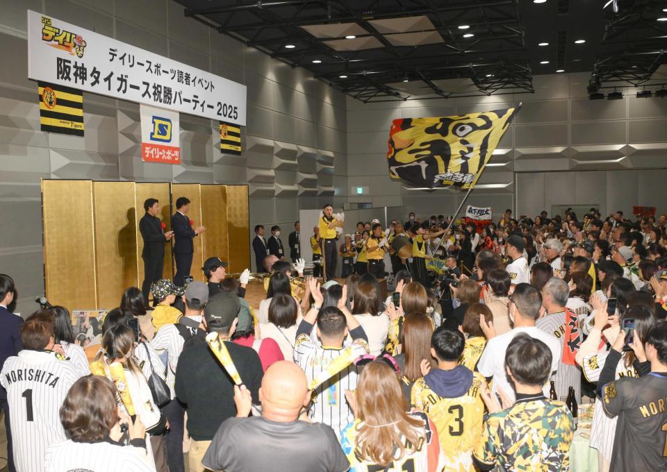 　関東若虎会の応援を聞き入る大山と森下