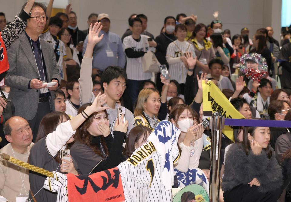 　質問に挙手をするファン