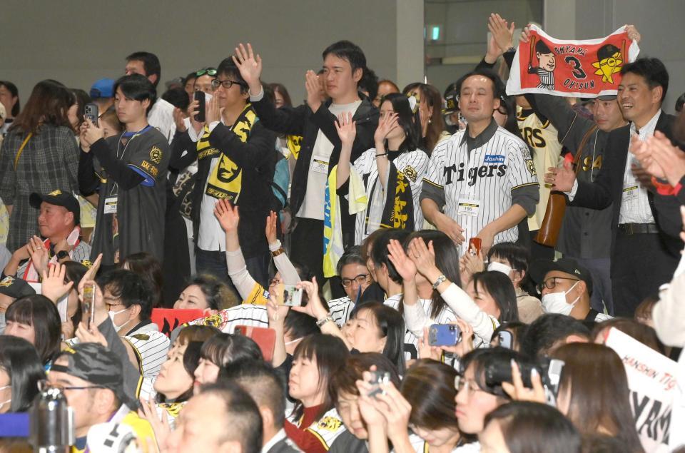 　質問に挙手をするファン