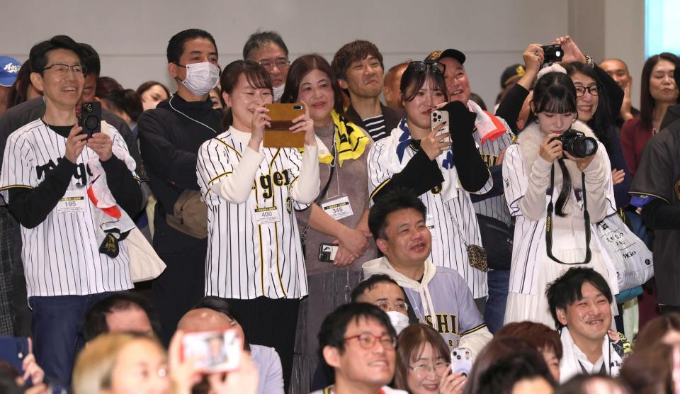 　写真を撮るファン