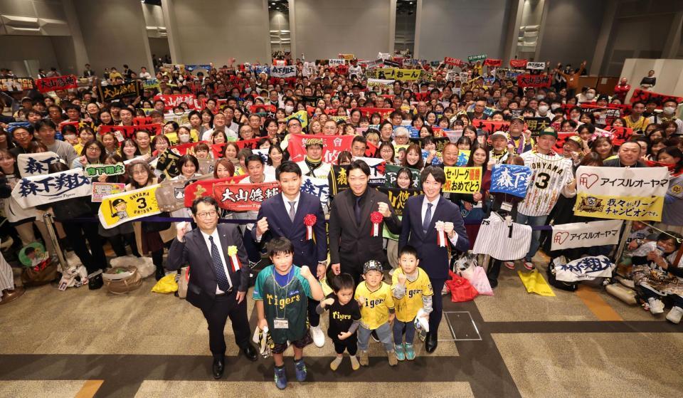 　記念撮影する（二列目左から）デイリースポーツ・永井常務取締役、森下、大山、サンテレビ・村上アナウンサー（撮影・石井剣太郎）