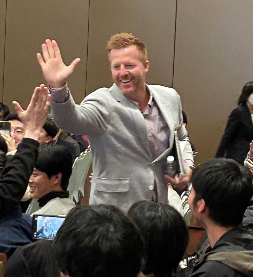 　ファンとハイタッチをするマートン氏