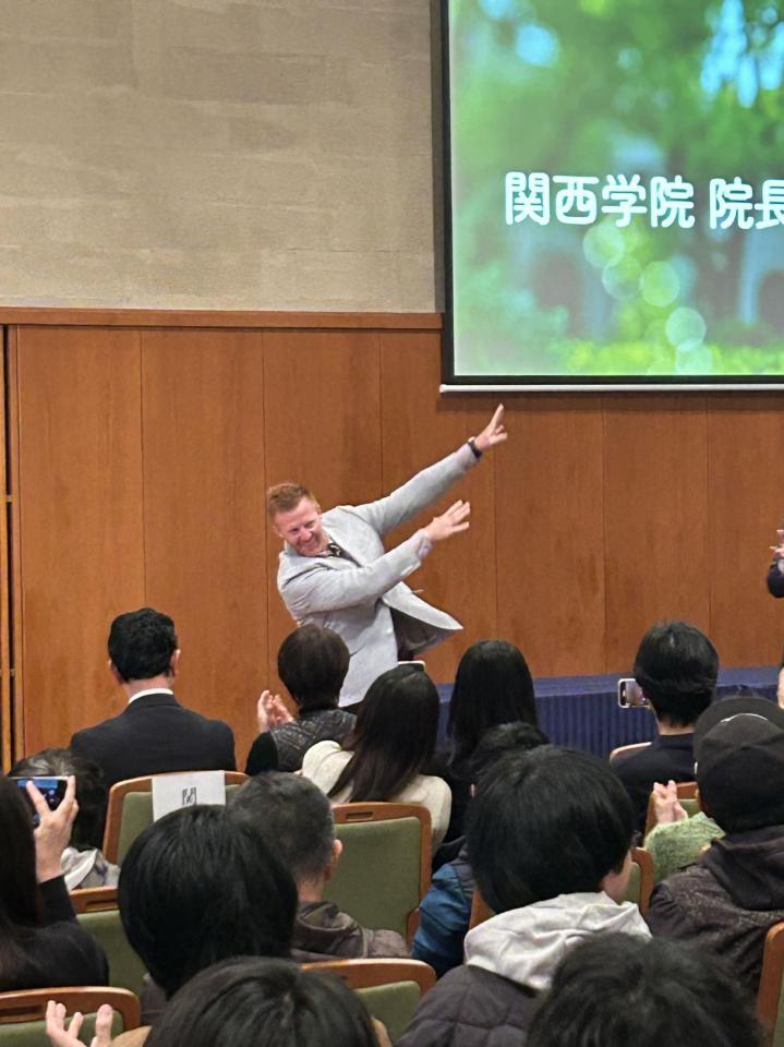 　スイングを披露するマートン氏