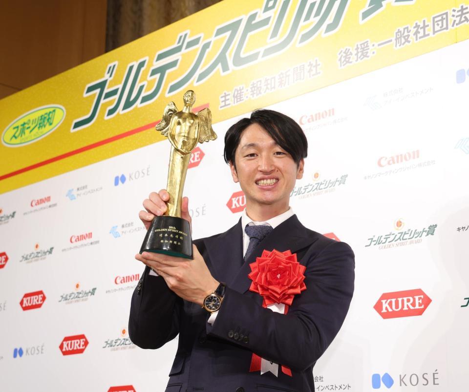 　ゴールデンスピリット賞を受賞した近本（撮影・佐々木彰尚）