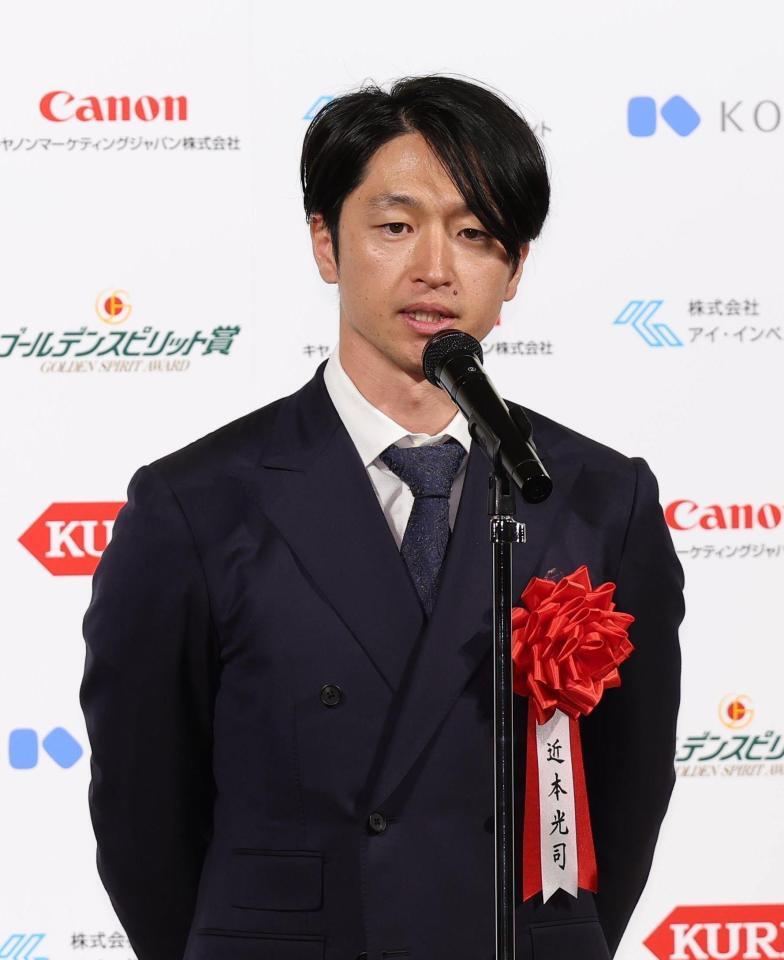 　ゴールデンスピリット賞を受賞した近本（撮影・佐々木彰尚）