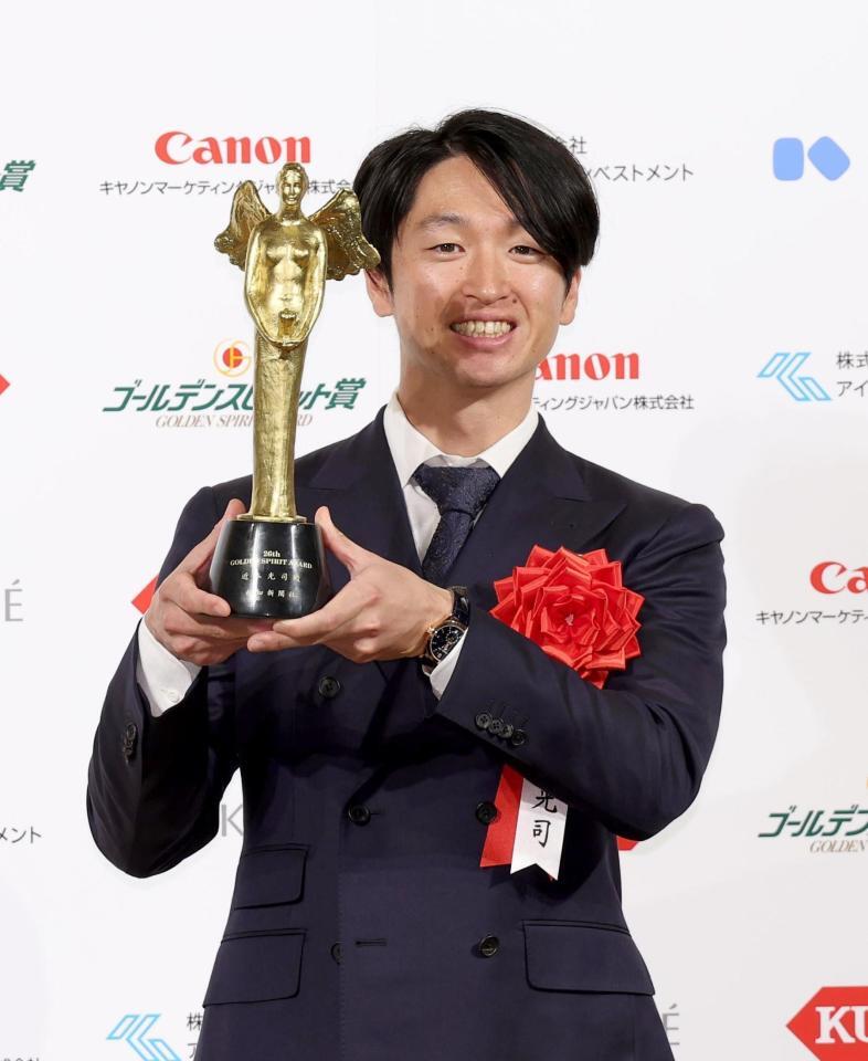 　ゴールデンスピリット賞を受賞した近本（撮影・佐々木彰尚）