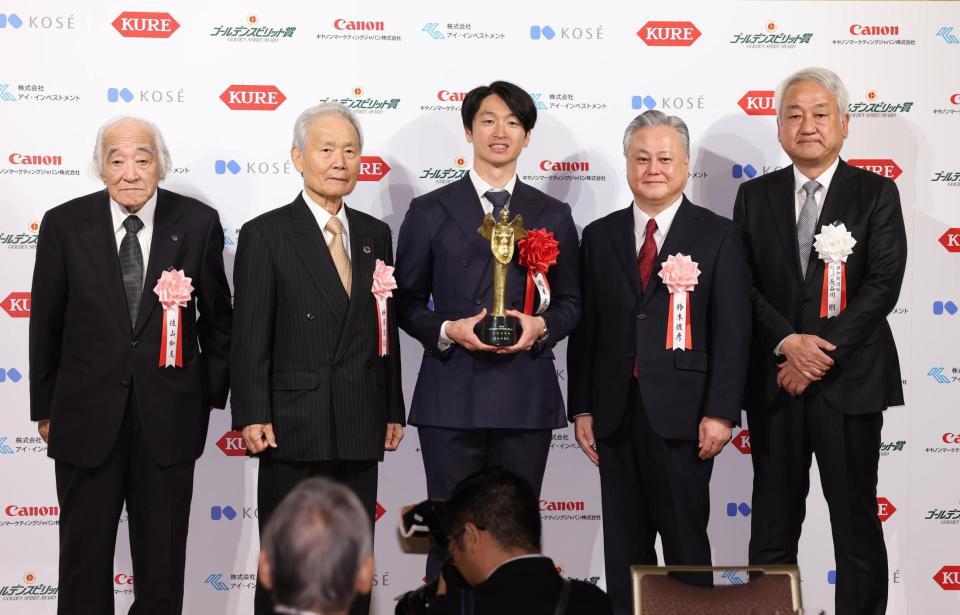 　写真におさまる（左から）作家・佐山和夫氏、榊原定征コミッショナー、ゴールデンスピリット賞を受賞した近本、日本赤十字社・鈴木俊彦副社長、報知新聞・長谷川剛社長（撮影・佐々木彰尚）