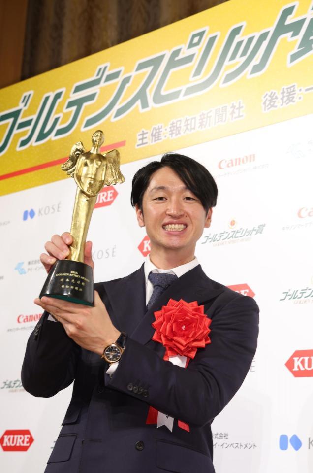 　ゴールデンスピリット賞を受賞した近本（撮影・佐々木彰尚）