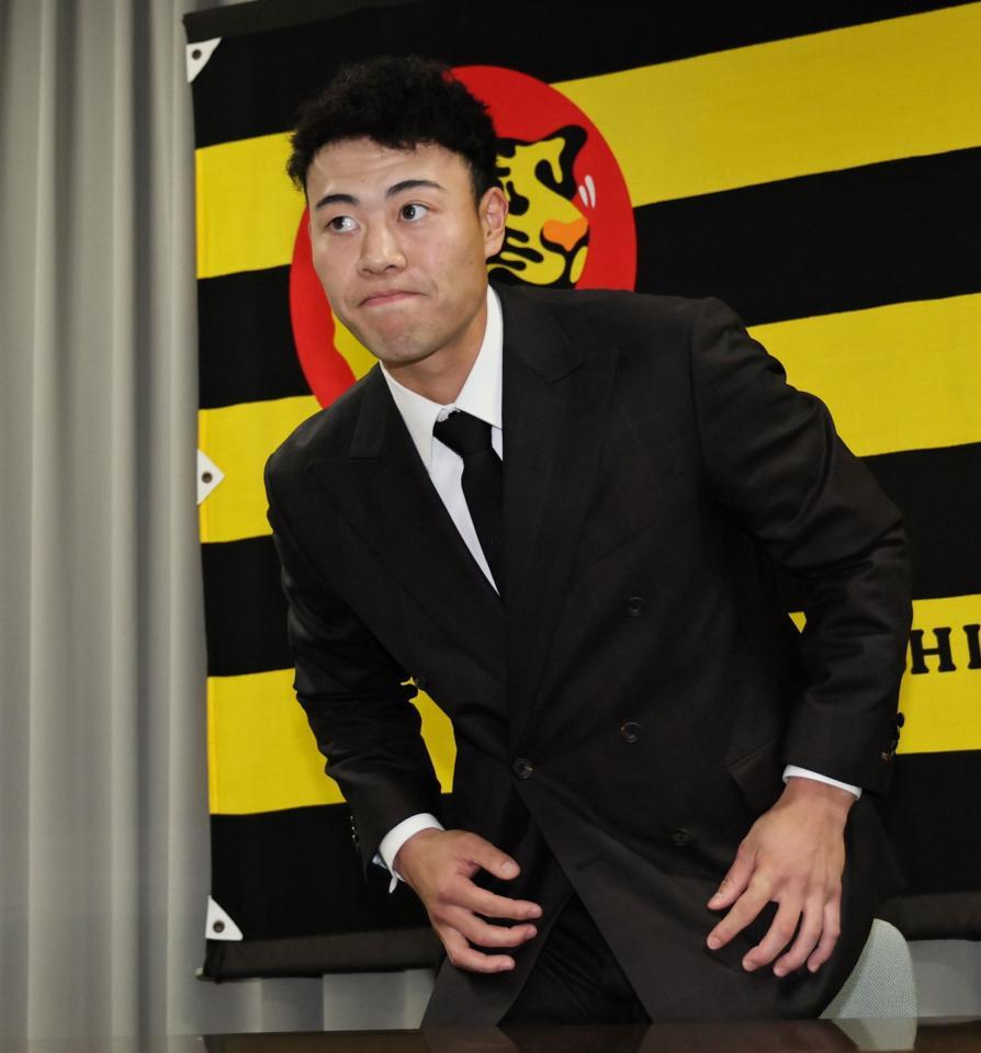 　会見を終え席を立つ佐野（撮影・田中太一）