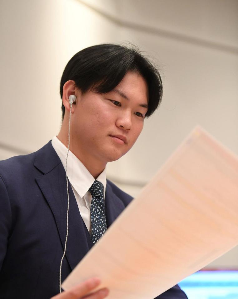 　ラジオ収録に臨む及川（撮影・西田忠信）