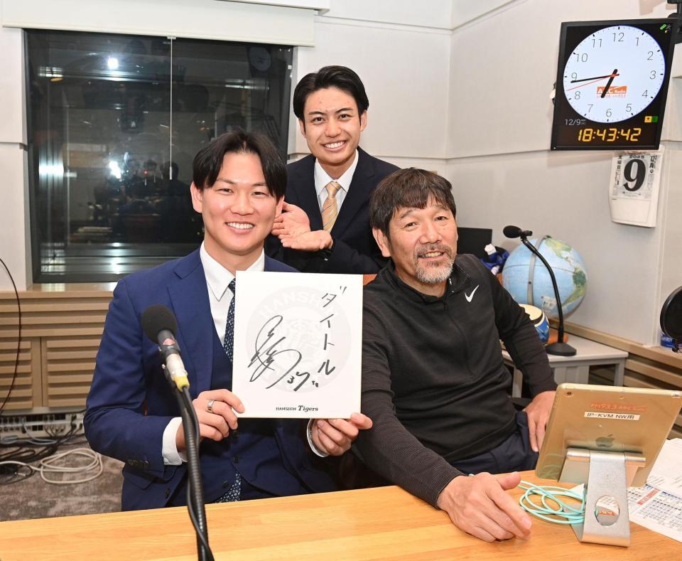 　ラジオ収録を終え写真に納まる（左から）及川、ＡＢＣ・平野康太郎アナウンサー、下柳剛氏（撮影・西田忠信）