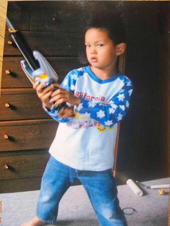 　幼少期の能登少年（父・進さん提供）