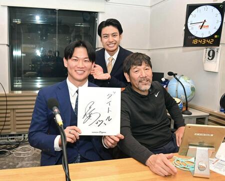 　ラジオ収録を終え写真に納まる（左から）及川、ＡＢＣ・平野アナウンサー、下柳剛氏（撮影・西田忠信）