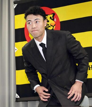 　会見を終え席を立つ佐野（撮影・田中太一）