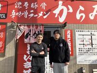 阪神・高橋遥人（右）と先輩で店主の志水啓修さん