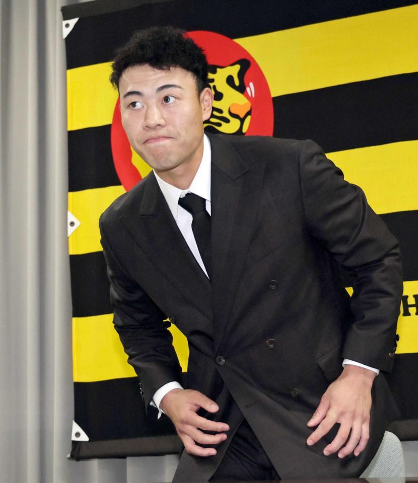 　会見を終え席を立つ佐野（撮影・田中太一）