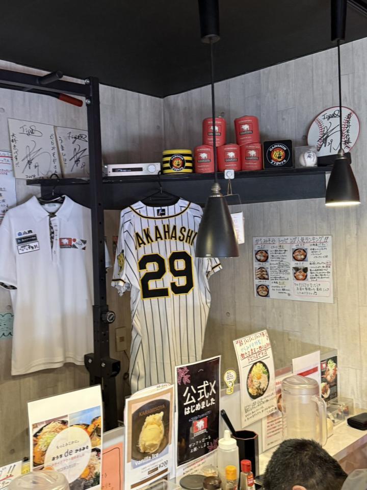 店内には高橋グッズがズラリ