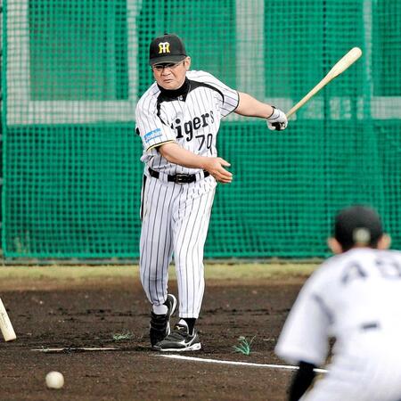 　多くの選手をノックで鍛え上げた阪神コーチ時代の高代延博さん＝２０１４年