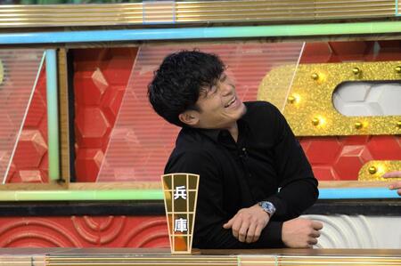 　秘密のケンミンショーの収録で大笑いする坂本ⓒｙｔｖ