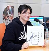 　抱負を記した色紙を手に笑顔の湯浅（撮影・西田忠信）