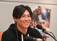 笑顔でラジオ収録する湯浅（撮影・西田忠信）