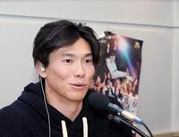 　ラジオ収録に臨む湯浅（撮影・西田忠信）