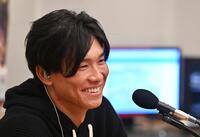 　笑顔でラジオ収録に臨む湯浅（撮影・西田忠信）