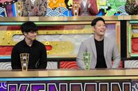 　秘密のケンミンショーの収録に参加する坂本と原口（右）