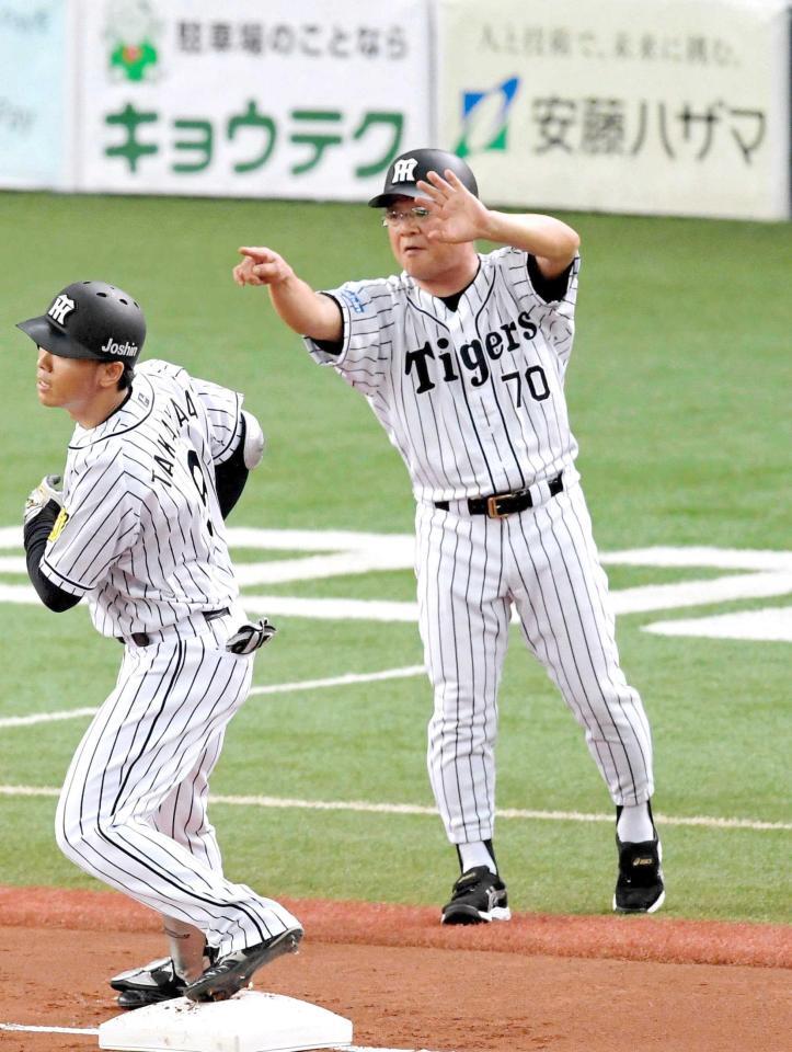 　三塁ベースコーチを務める＝１７年