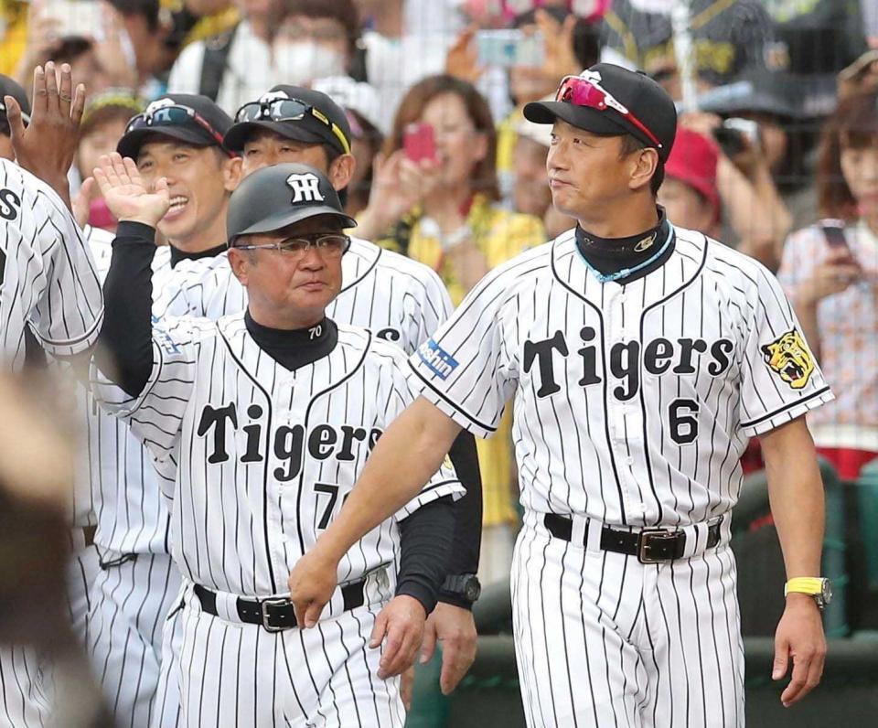 　金本監督（右）を支えた高代コーチ＝１６年６月