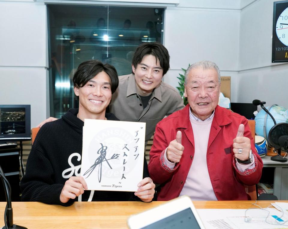 　笑顔で写真に納まる（左から）湯浅、ＡＢＣ・北條瑛祐アナウンサー、福本豊氏（撮影・西田忠信）