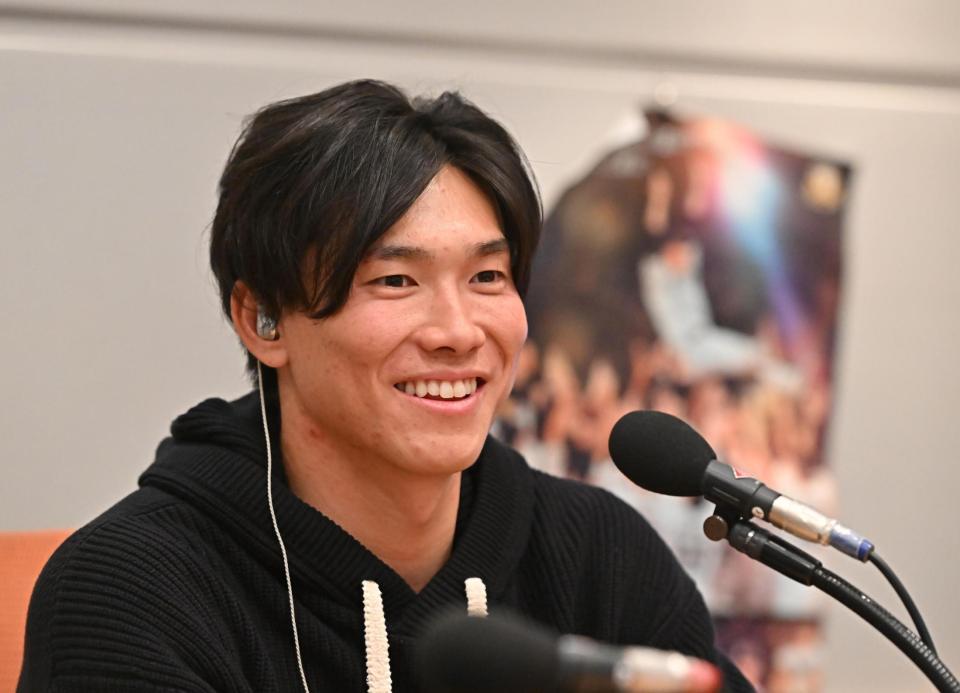 笑顔でラジオ収録する湯浅（撮影・西田忠信）