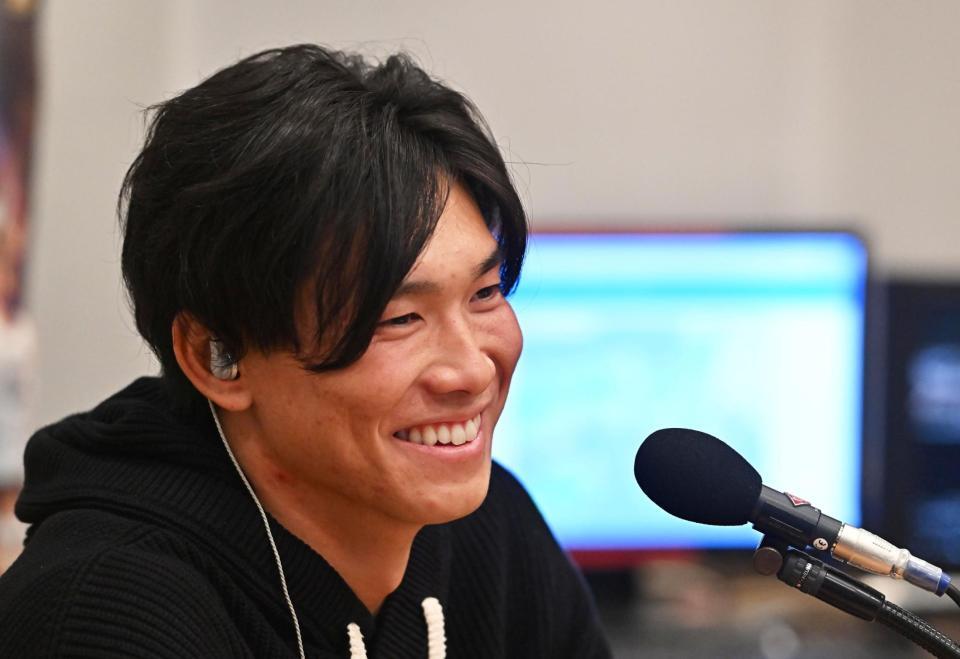 　笑顔でラジオ収録に臨む湯浅（撮影・西田忠信）