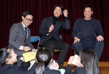 　生徒にサインする近本（撮影・田中太一）