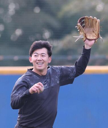 　笑顔でアメリカンノックを受ける創価大・立石正広（撮影・西岡正）
