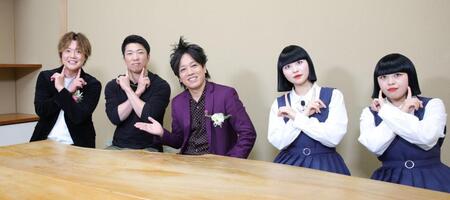 　ＡＢＣ「ぺこぱのまるスポ」の収録に参加し、ポーズを決める石井（撮影・坂部計介）