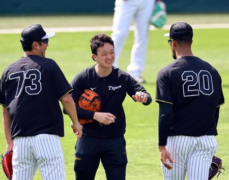 　金村コーチの話をデュプランティエに通訳する中西通訳（中央）＝４月１８日