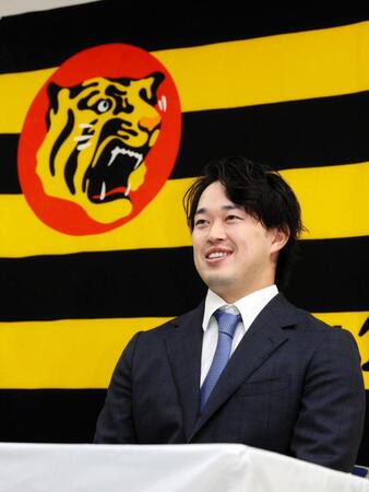 　入団会見で笑顔を見せる浜田（撮影・山口登）