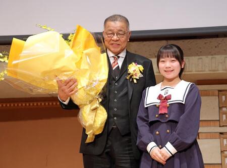 　ファン代表として登壇した山中二葉さん（右）から花束を受け取り記念写真に納まる掛布雅之氏（撮影・立川洋一郎）