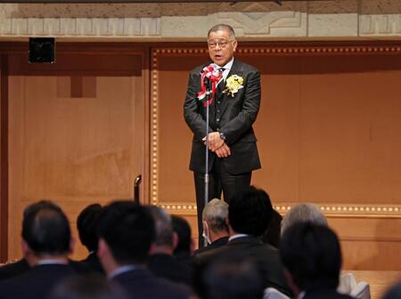 　野球殿堂入りを祝う会で登壇し、あいさつをする掛布雅之氏（撮影・立川洋一郎）