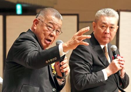 　トークショーで江川卓氏（右）と会場を盛り上げる掛布雅之氏（撮影・立川洋一郎）