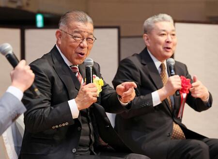 　トークショーで江川卓氏（右）と会場を盛り上げる掛布雅之氏（撮影・立川洋一郎）