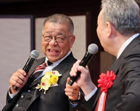 　トークショーで江川卓氏（右）と会場を盛り上げる掛布雅之氏（撮影・立川洋一郎）