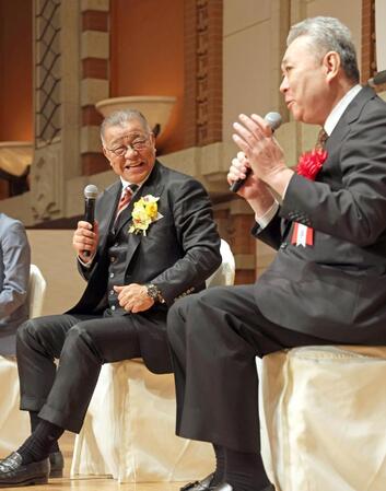 　トークショーで江川卓氏（右）と会場を盛り上げる掛布雅之氏（撮影・立川洋一郎）