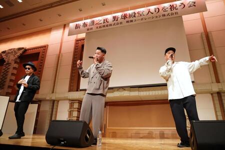 　掛布雅之氏野球殿堂入りを祝う会のライブゲストで登場し、会場を盛り上げるベリーグッドマン（撮影・立川洋一郎）