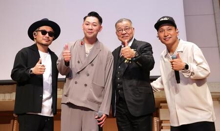 　掛布雅之氏野球殿堂入りを祝う会のライブゲストで登場し掛布雅之氏（中央右）と記念撮影するベリーグッドマン（撮影・立川洋一郎）