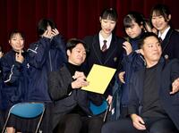　生徒にサインする近本（撮影・田中太一）