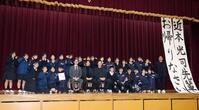 　生徒と一緒に記念写真を撮る近本（手前中央）（撮影・田中太一）
